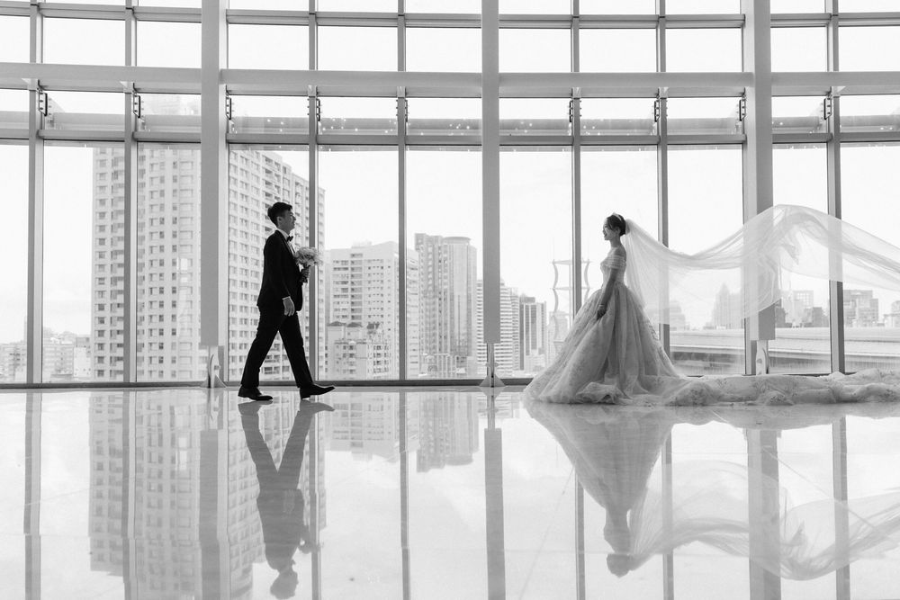高雄漢神巨蛋婚禮攝影，由渴望影像 Rowen 主拍、Rebecca 共同記錄。純午宴前安排類婚紗拍攝，完整留下經典進場、Lucy 健康操歡樂橋段、親友自然互動與婚禮手電筒星芒創意畫面。Rowen 擅長穩定掌握婚宴流程、自然引導與經典構圖，呈現明亮耐看又充滿婚禮氣氛的高雄婚宴紀錄。