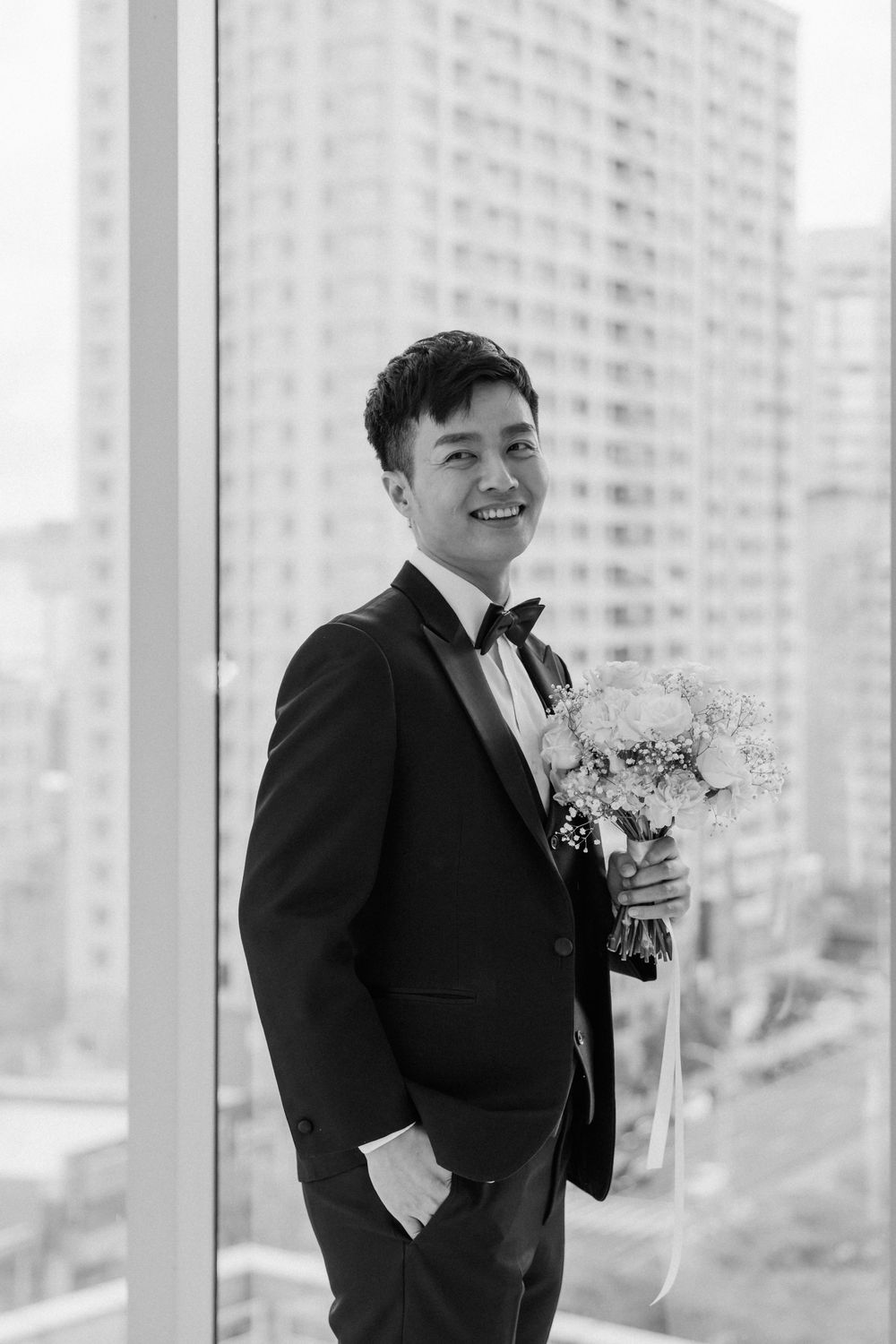 高雄漢神巨蛋婚禮攝影，由渴望影像 Rowen 主拍、Rebecca 共同記錄。純午宴前安排類婚紗拍攝，完整留下經典進場、Lucy 健康操歡樂橋段、親友自然互動與婚禮手電筒星芒創意畫面。Rowen 擅長穩定掌握婚宴流程、自然引導與經典構圖，呈現明亮耐看又充滿婚禮氣氛的高雄婚宴紀錄。
