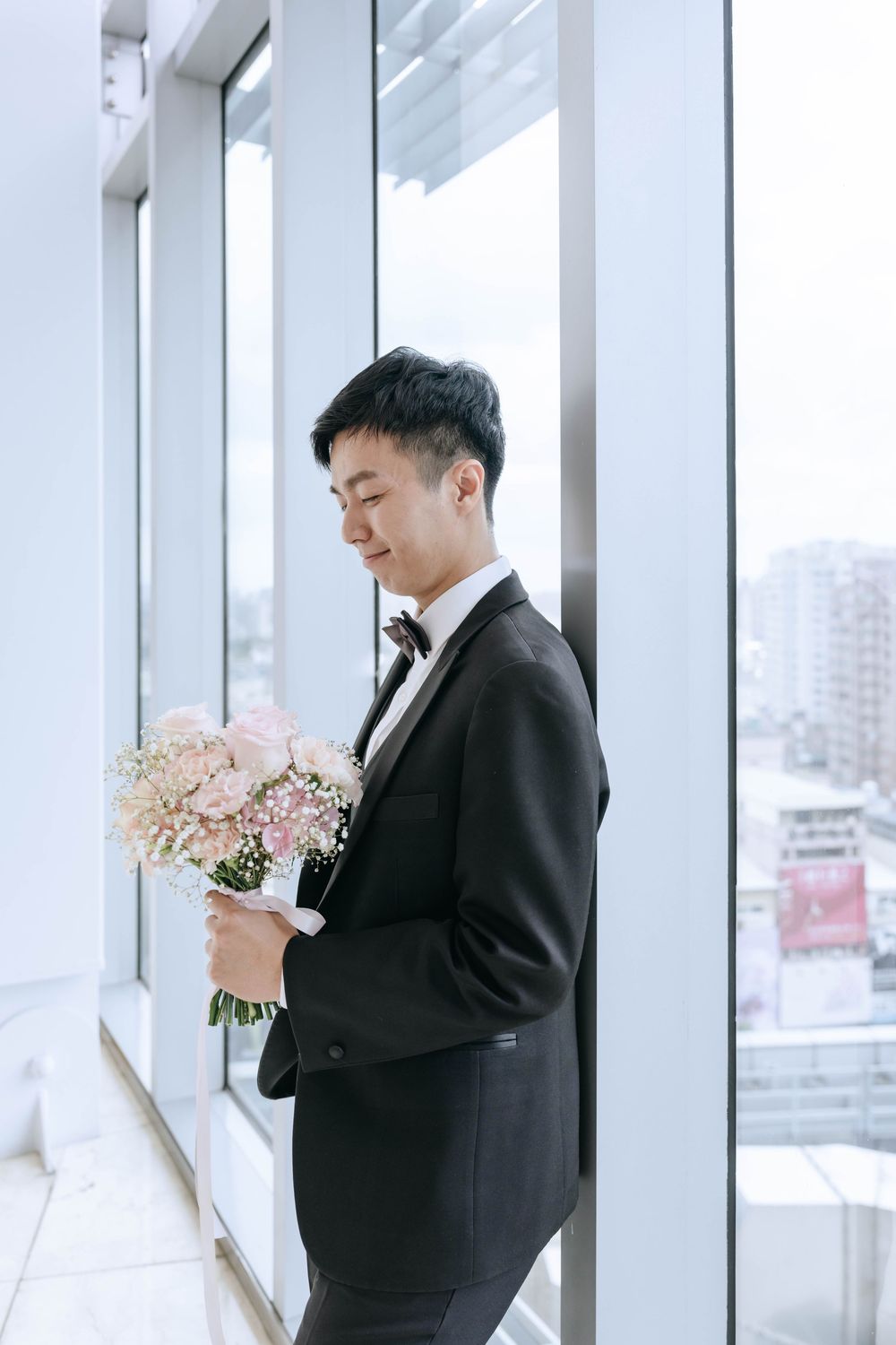 高雄漢神巨蛋婚禮攝影，由渴望影像 Rowen 主拍、Rebecca 共同記錄。純午宴前安排類婚紗拍攝，完整留下經典進場、Lucy 健康操歡樂橋段、親友自然互動與婚禮手電筒星芒創意畫面。Rowen 擅長穩定掌握婚宴流程、自然引導與經典構圖，呈現明亮耐看又充滿婚禮氣氛的高雄婚宴紀錄。