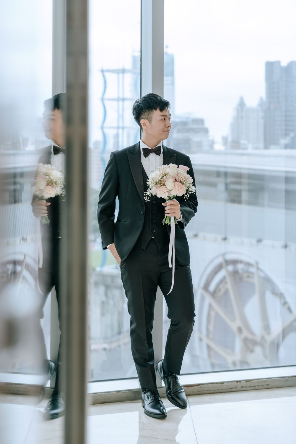 高雄漢神巨蛋婚禮攝影，由渴望影像 Rowen 主拍、Rebecca 共同記錄。純午宴前安排類婚紗拍攝，完整留下經典進場、Lucy 健康操歡樂橋段、親友自然互動與婚禮手電筒星芒創意畫面。Rowen 擅長穩定掌握婚宴流程、自然引導與經典構圖，呈現明亮耐看又充滿婚禮氣氛的高雄婚宴紀錄。