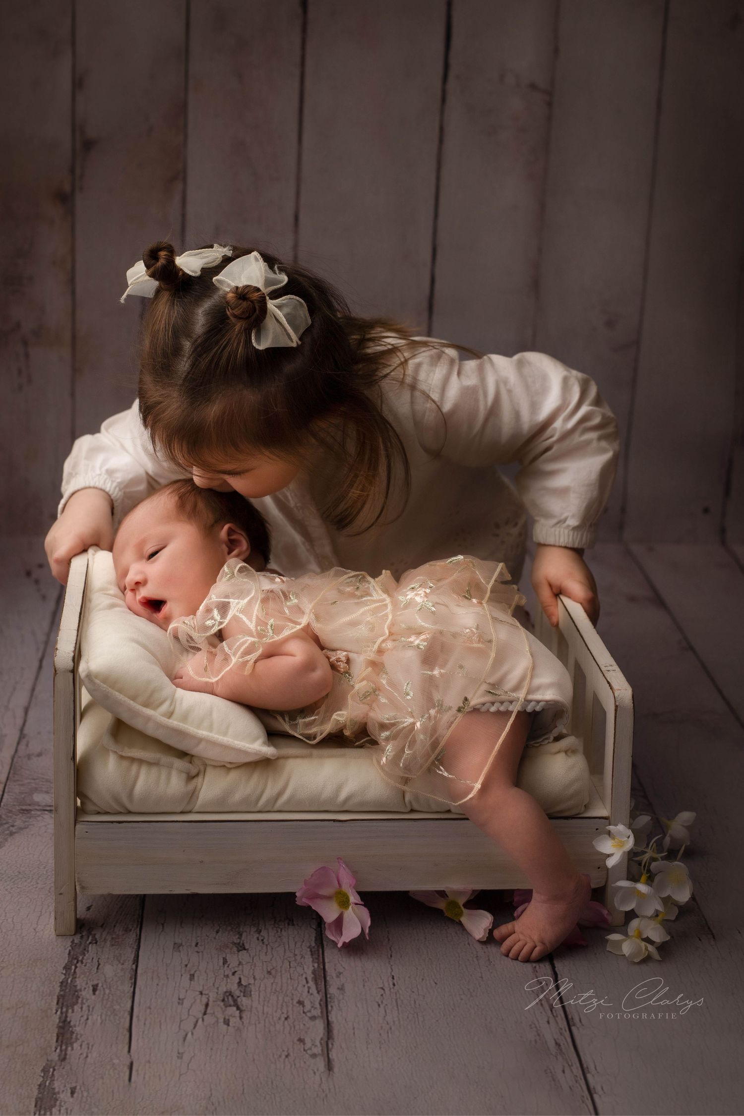 Newborn baby met grote zus tijdens newbornshoot in Zeeland