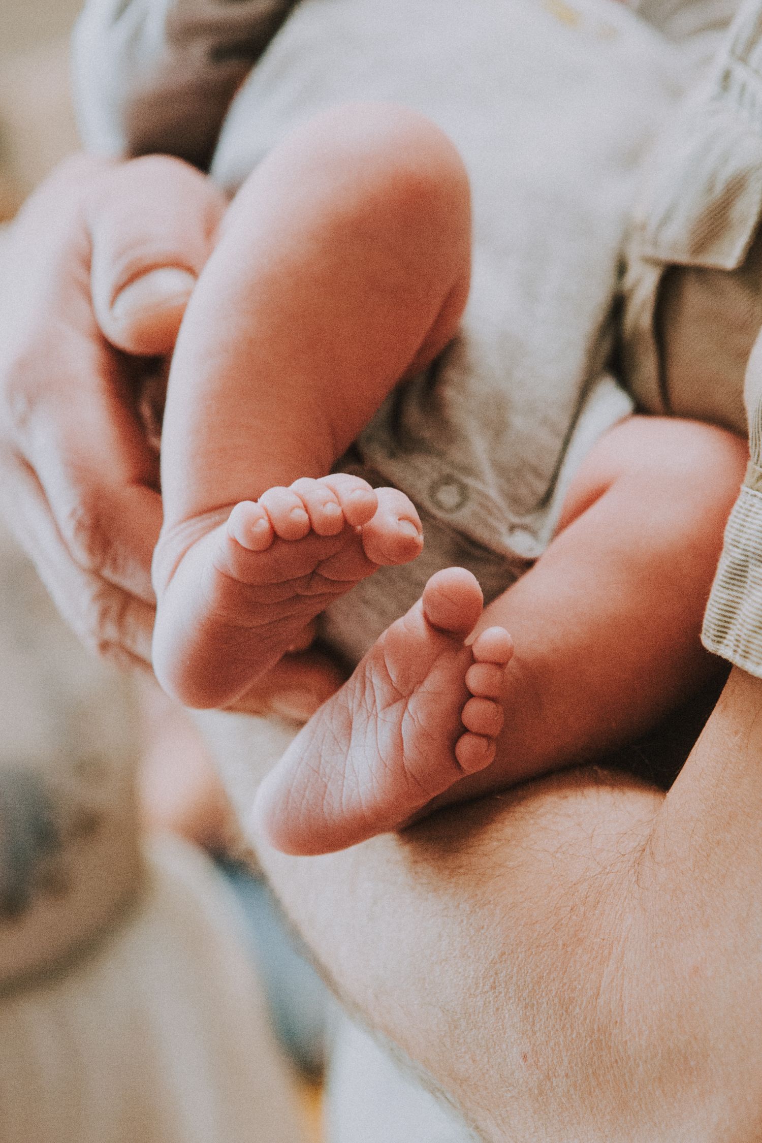 Újszülött fotózás – apró lábak és első mosolyok, természetes, meghitt stílusban.