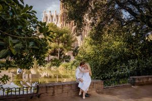 Engagement photoshoot in Barcelona intimate setting