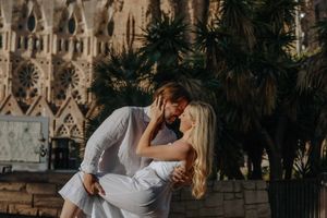 Romantic couple enjoying Barcelona during photoshoot