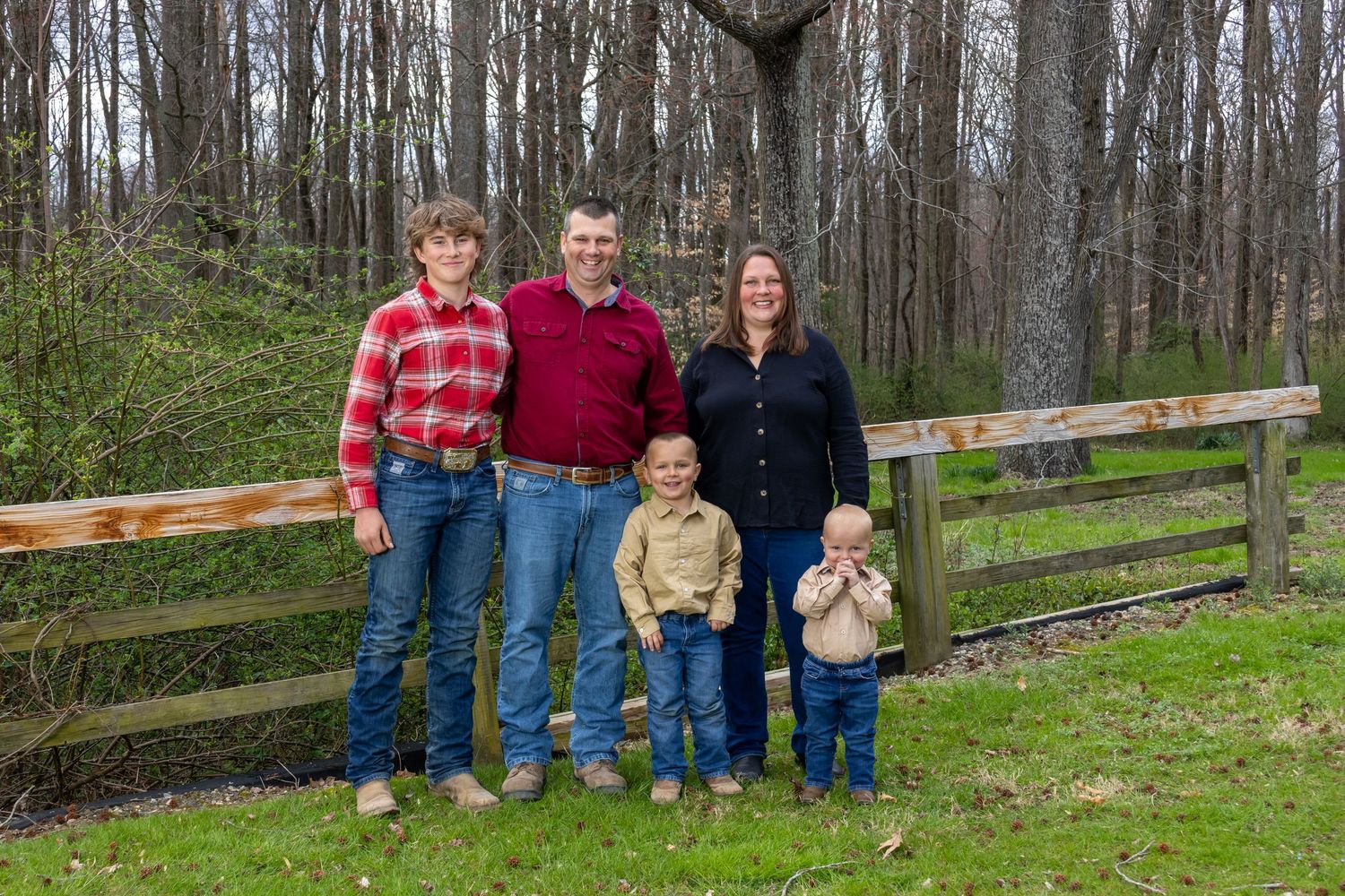 Family of 5 by a wooden fence. Salem and Gloucester County Family Photographer