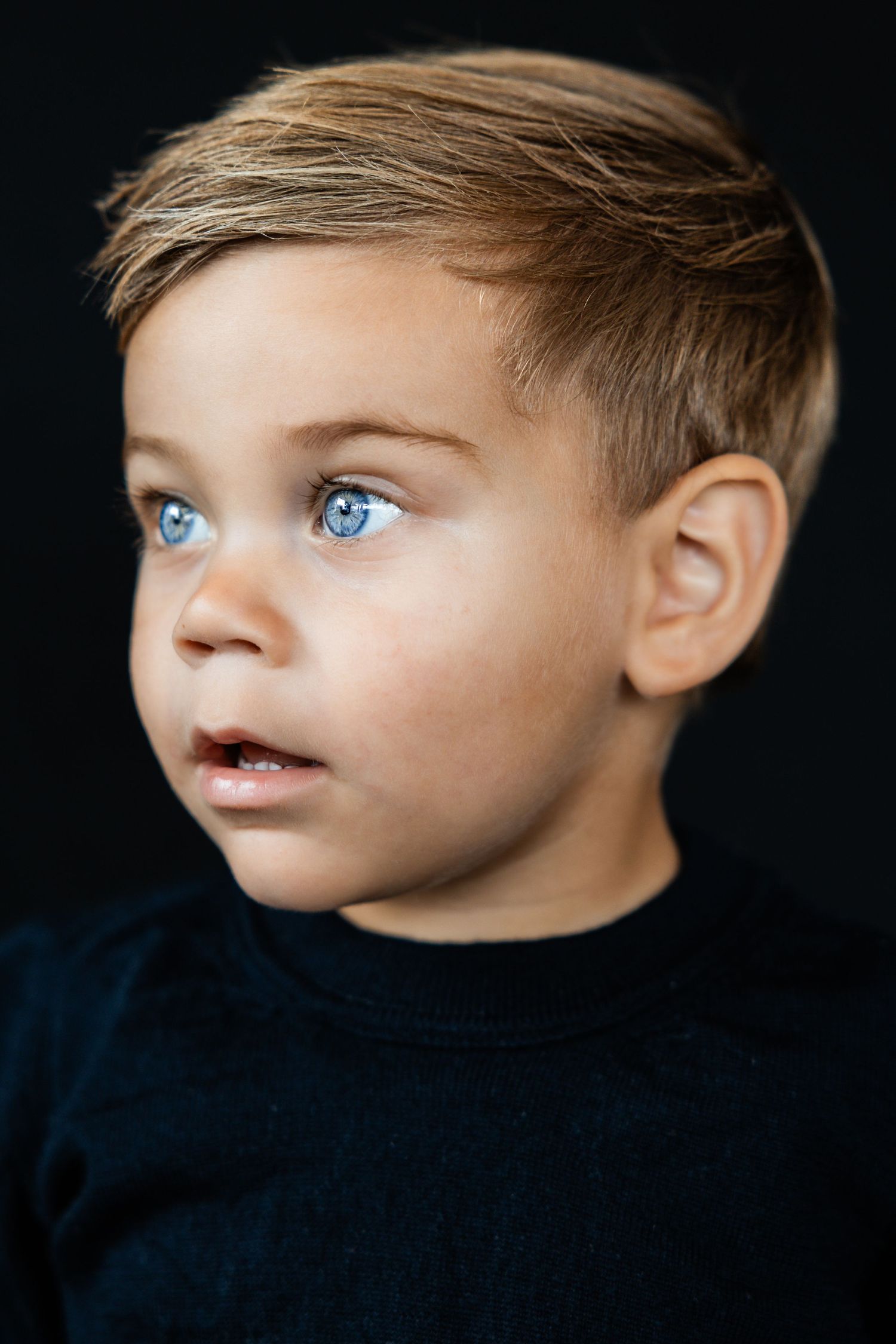 Fine art kinderportret met intense blik en zachte belichting in studio-stijl. Gelderland Elst
