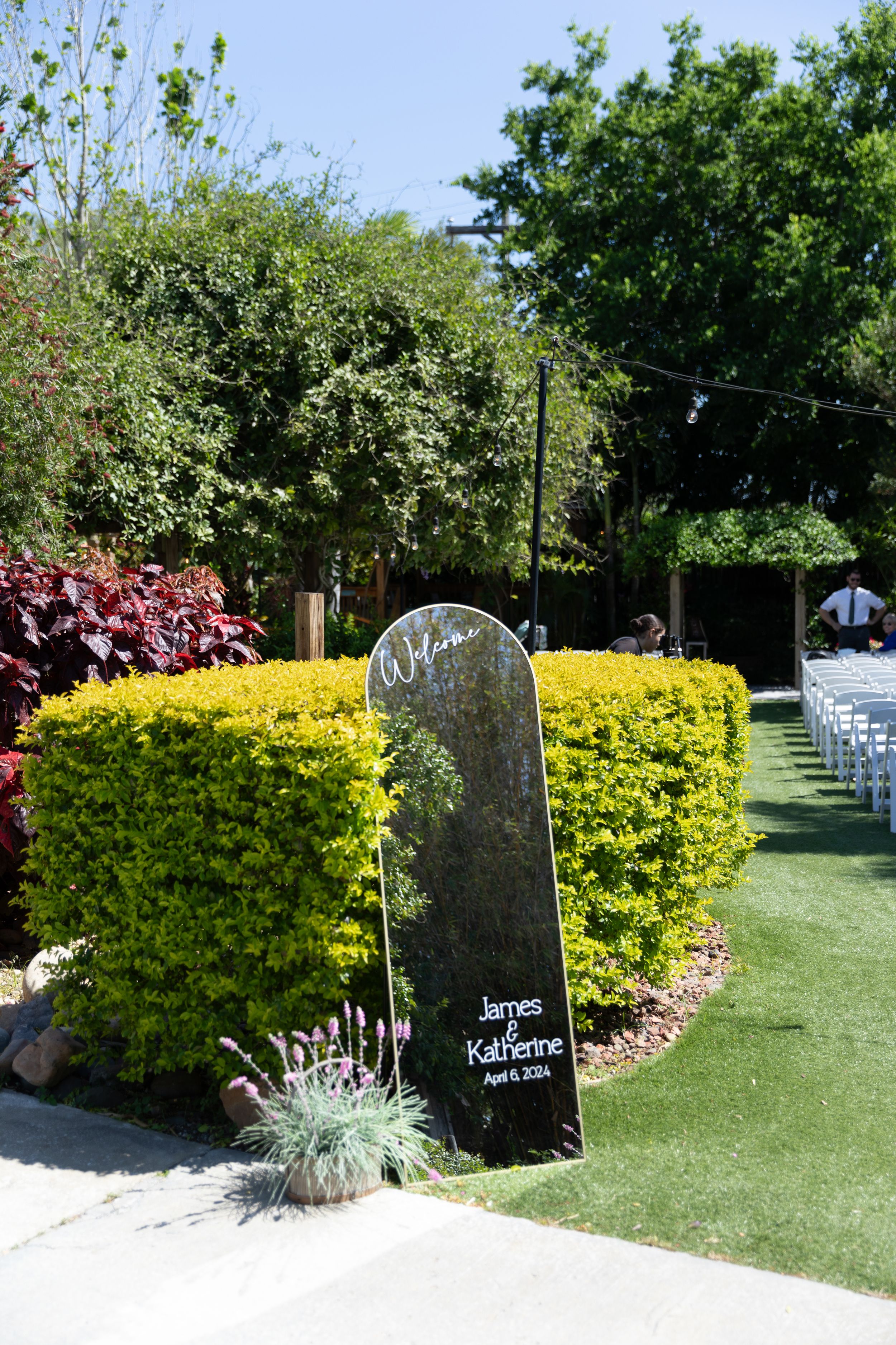 Orlando luxury wedding photographer captures wedding decor details in a garden.