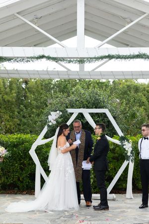 Orlando luxury wedding photographer capturing an outdoor wedding ceremony.