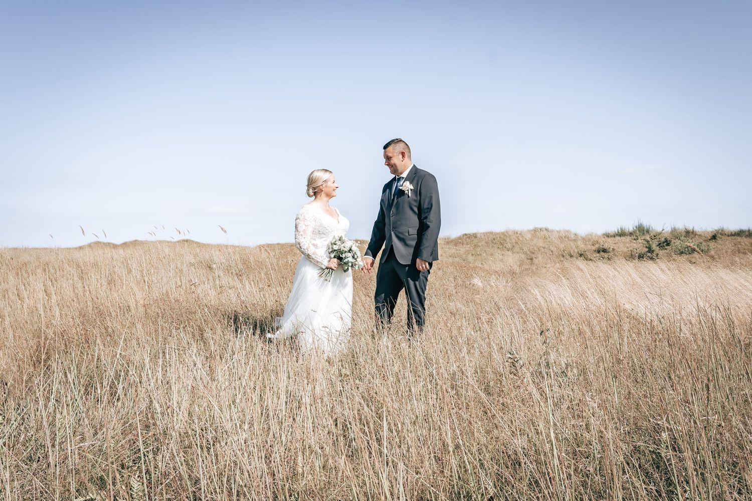 Smukke og naturlige bryllupsbilleder – romantisk fotografering i stemningsfulde omgivelser, der foreviger jeres store dag
