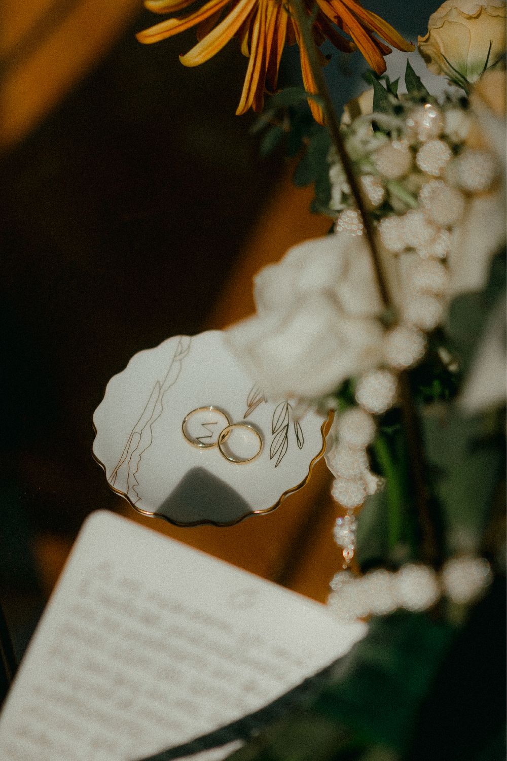 Fotografia de casamento, making of noiva, pré-wedding, decoração, buquê, bolo de casamento. Cerimônia de casamento, beijo da noiva, alianças