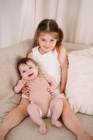 Van kleine handjes tot lieve lachjes: ook later dan de newbornfase kan een babyshoot prachtig zijn