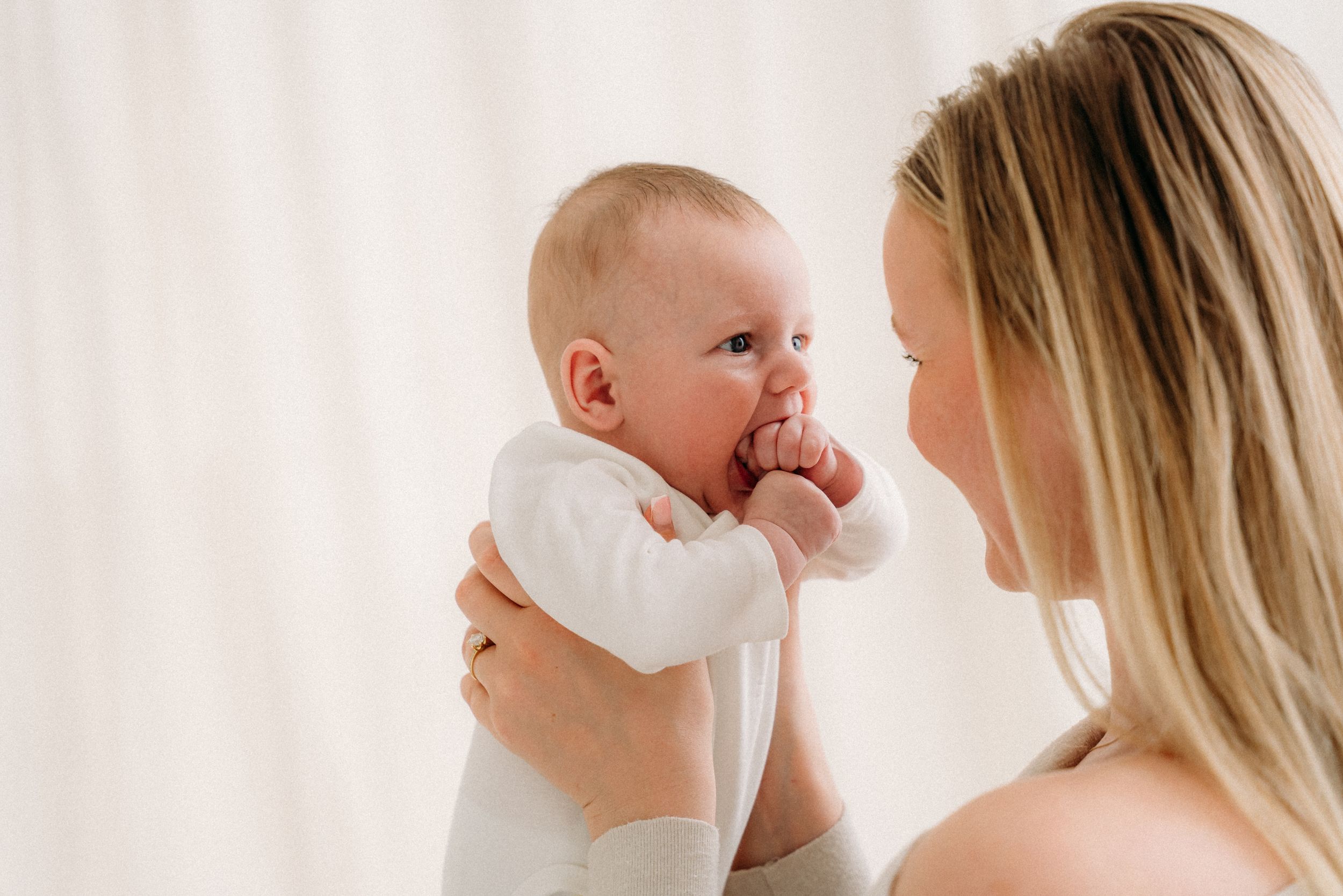 Op zoek naar een babyfotograaf in Edegem of Antwerpen? Deze babyshoots leggen elke fase zacht en puur vast