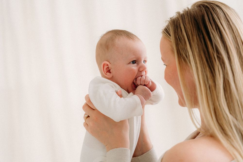 Op zoek naar een babyfotograaf in Edegem of Antwerpen? Deze babyshoots leggen elke fase zacht en puur vast