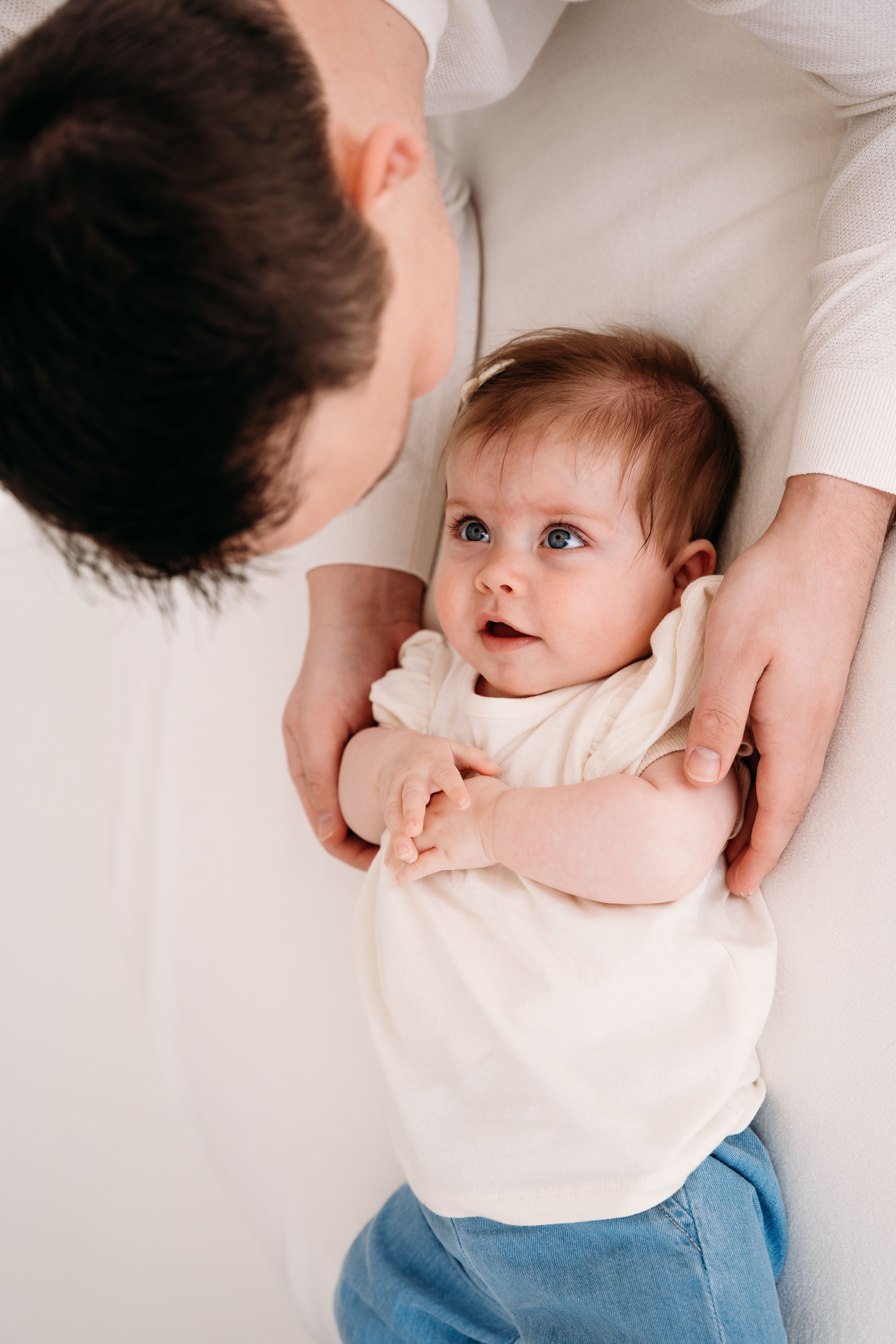 Een babyshoot vol kleine details, lieve blikjes en spontane momenten