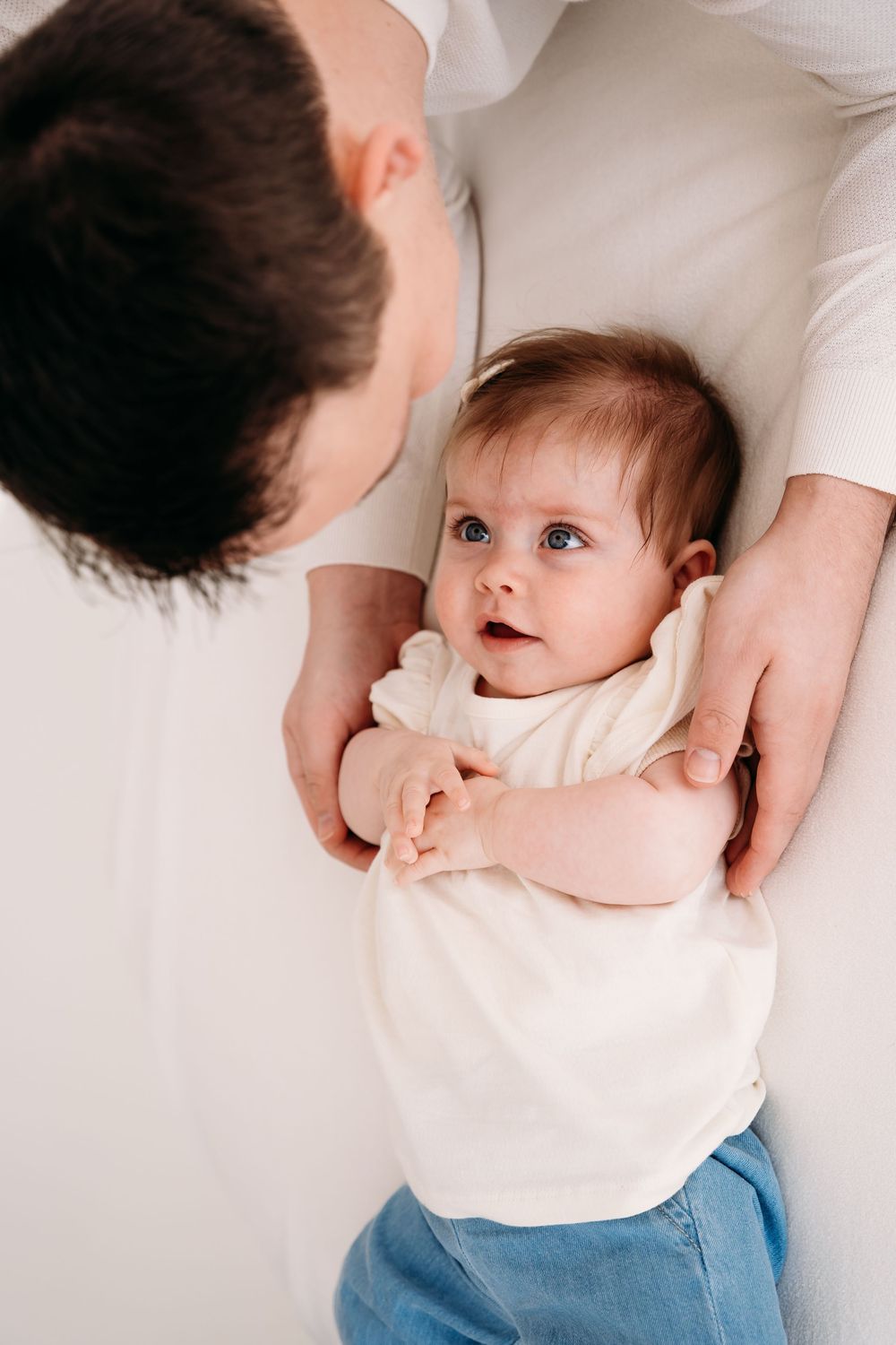 Een babyshoot vol kleine details, lieve blikjes en spontane momenten