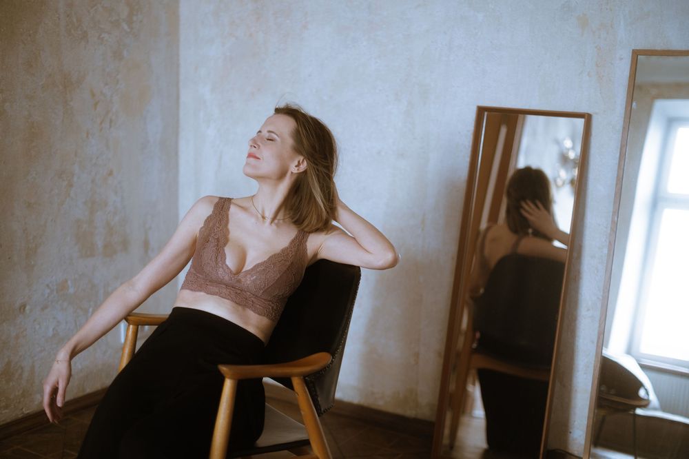 Kobieta w retro studiu fotograficznym, na vinteage krześle, artystyczna fotografia kobieca Lublin, Warszawa, Kraków