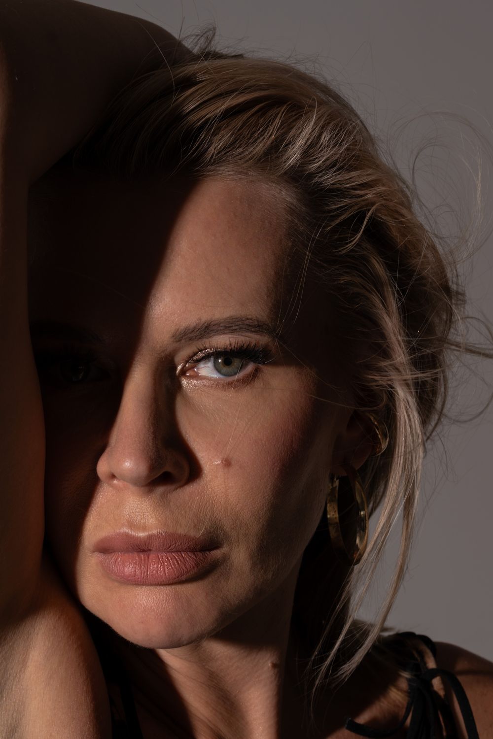 Włosy blond, jasne kolory — portret studyjny na Costa Blanca.