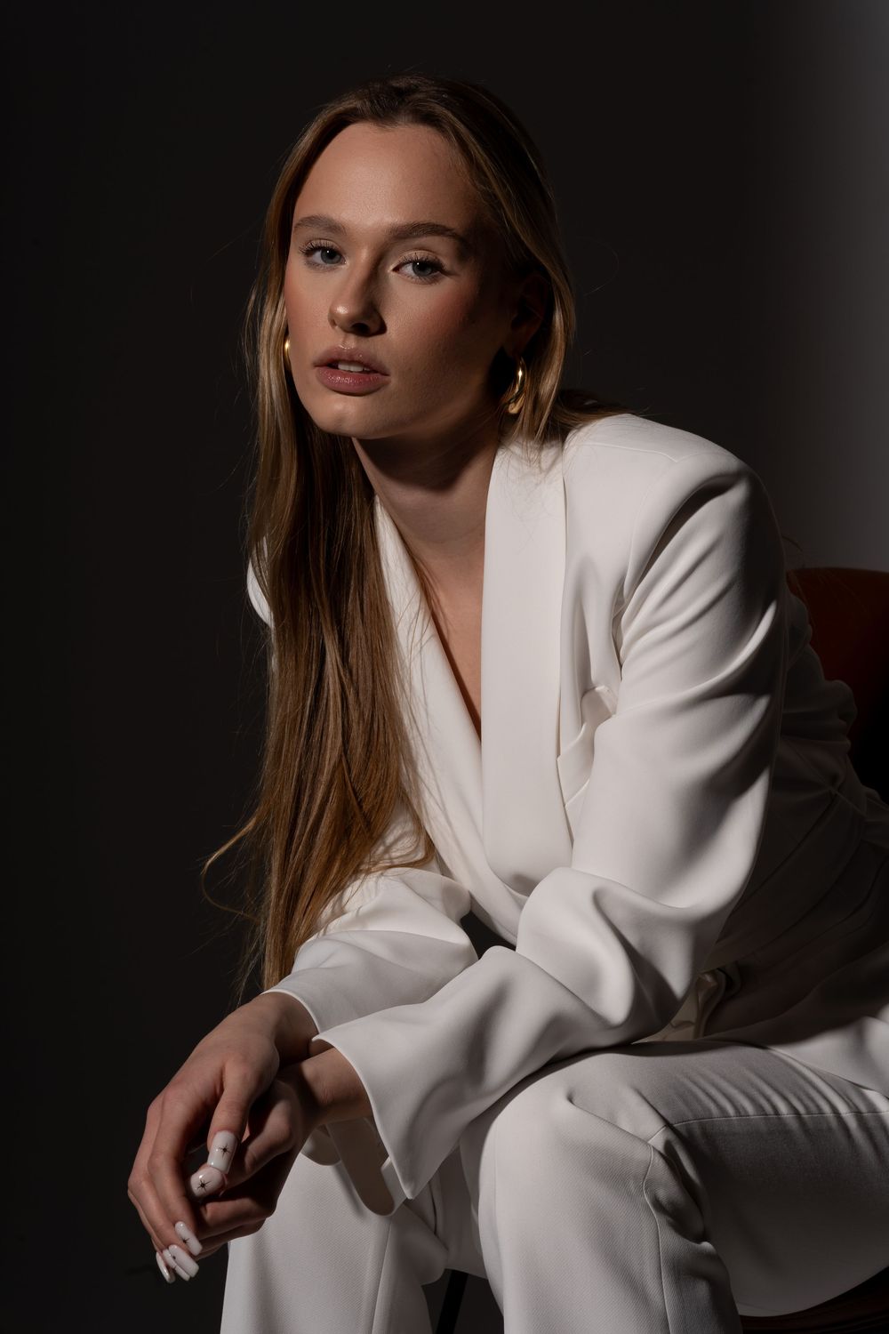 Blondynka w jasnym garniturze. Nowoczesny portret biznesowy do mediów społecznościowych.