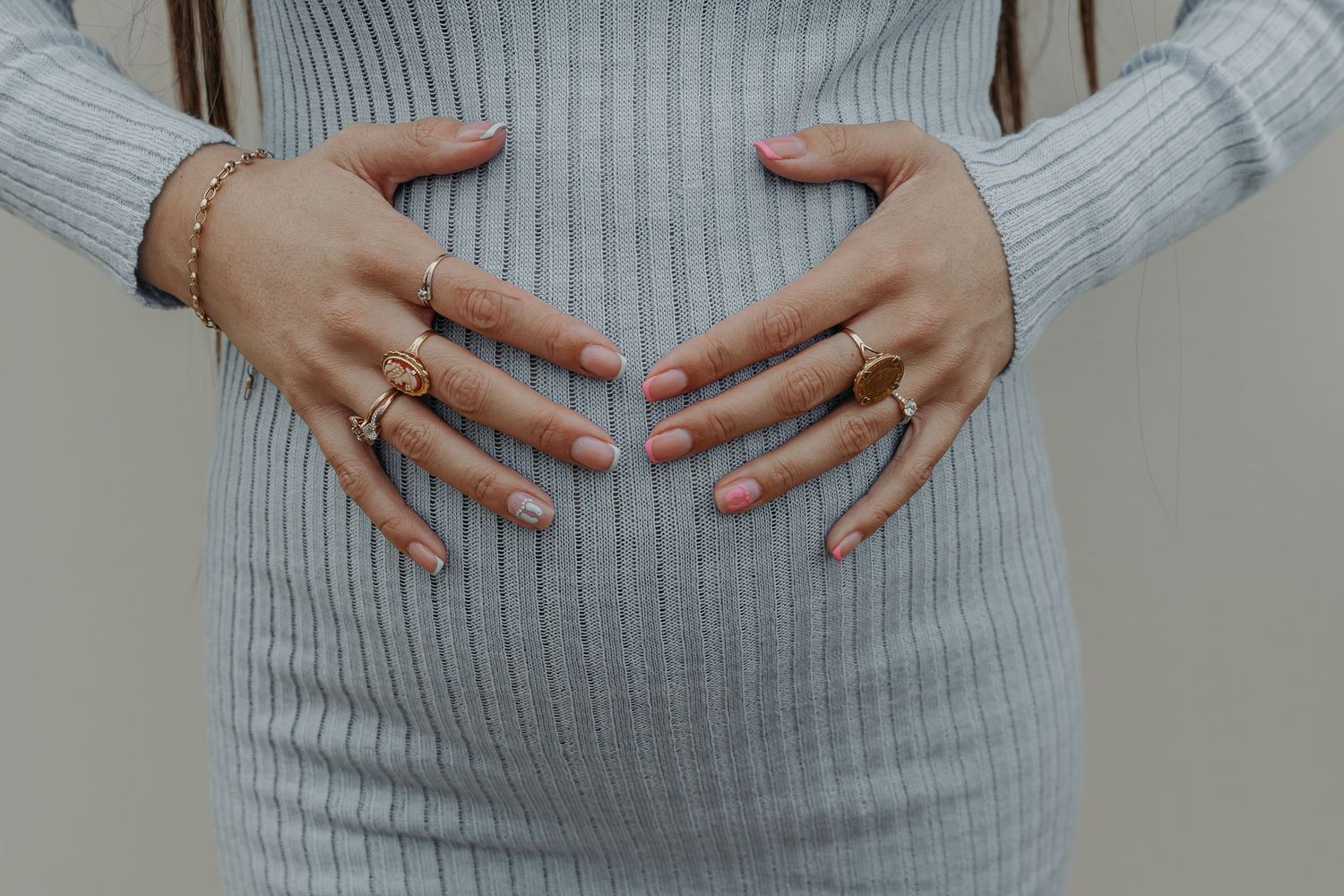Portrait de femme enceinte lors d’une séance maternité en extérieur près de Bordeaux.