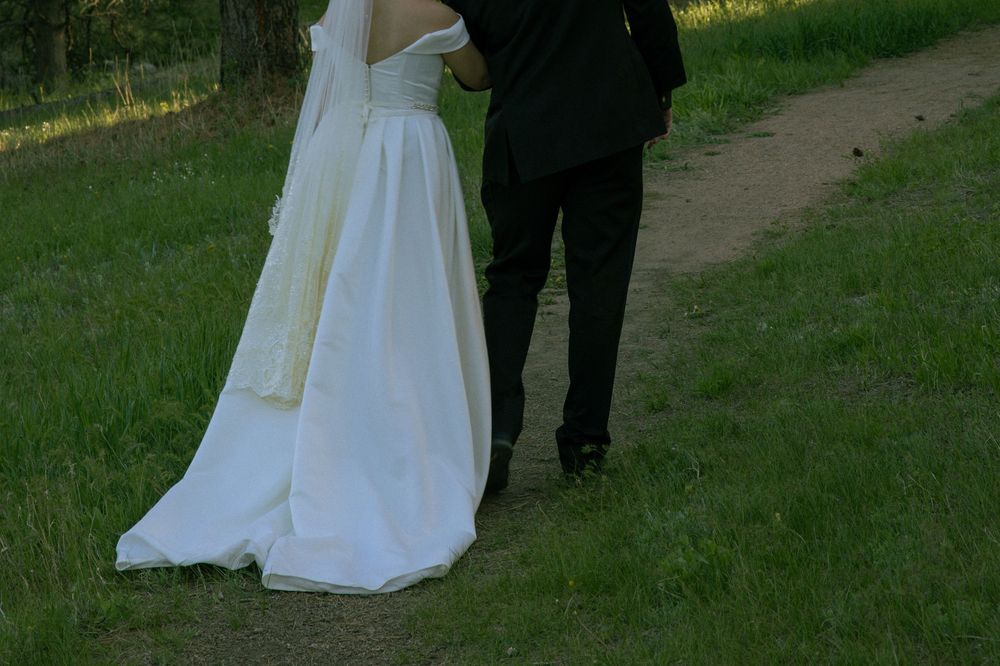 Intimate wedding portraits of a couple surrounded by the Boulder mountains.