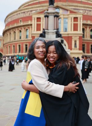 photo of a mum and her daughter embracing at her graduation.
