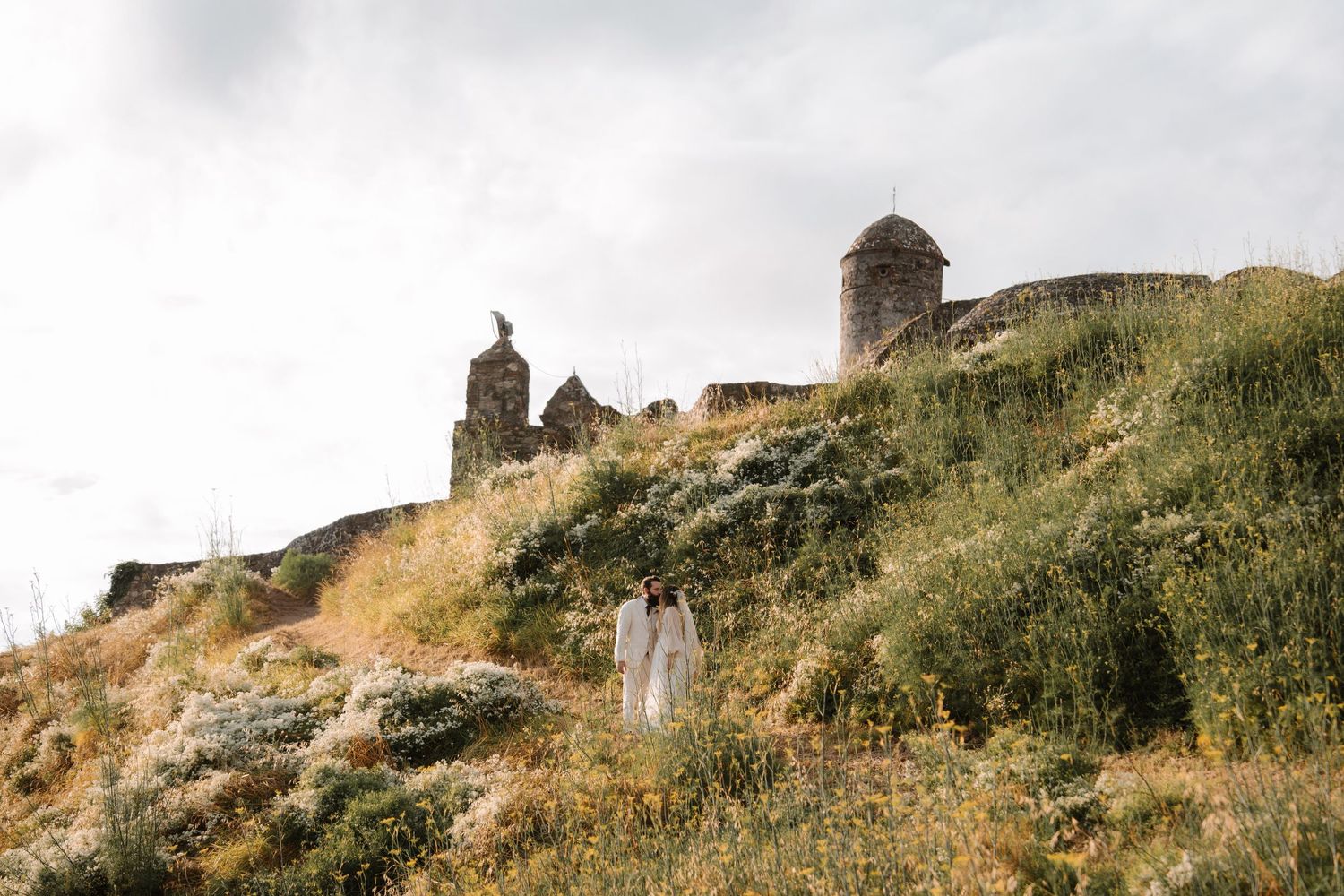 Servizio fotografico di coppia durante il matrimonio in una campagna inglese