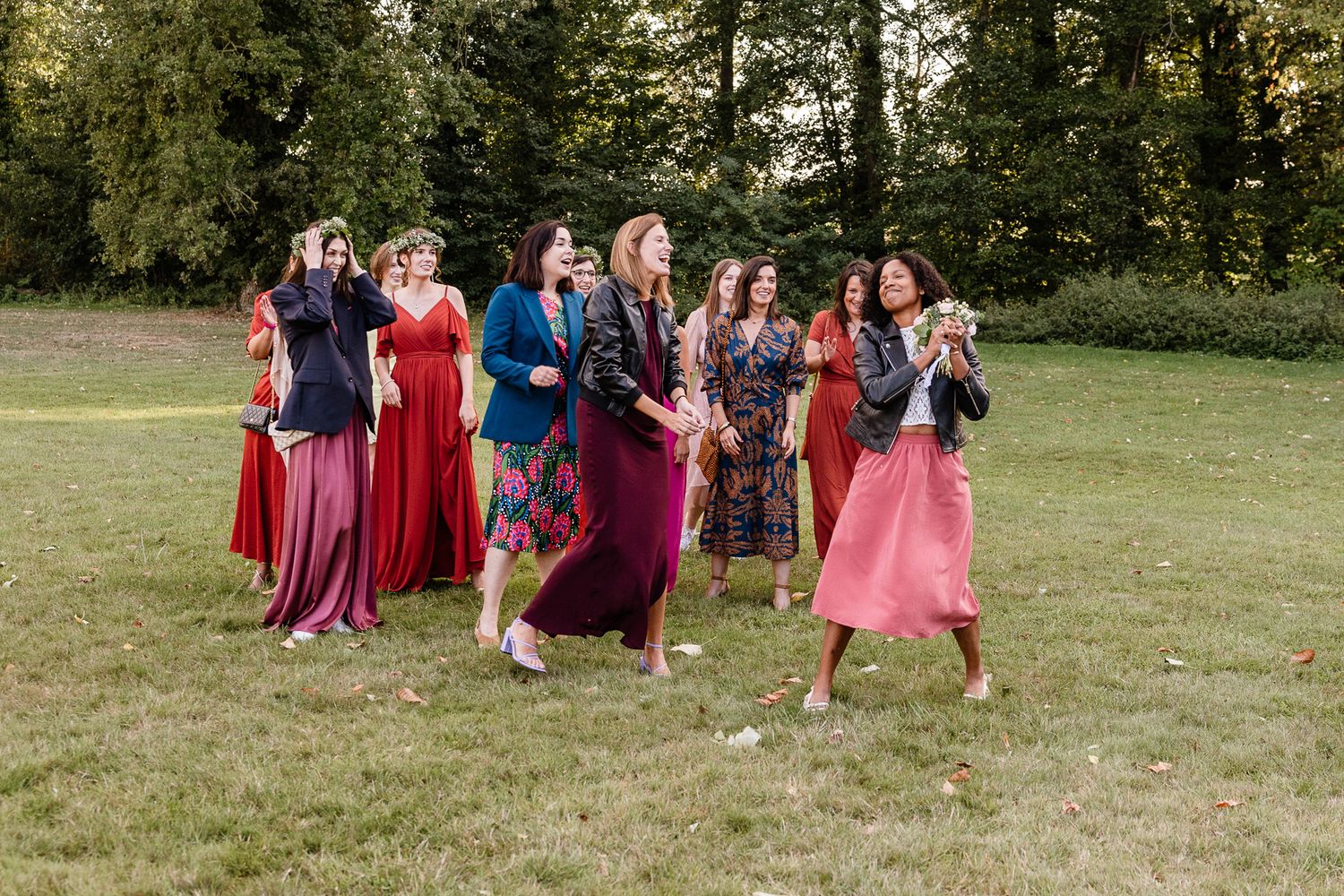 Capture du bouquet de la mariee dans les jardins du chateau du Biez pres de Lille, un instant saisi sur le vif par une photographe mariage