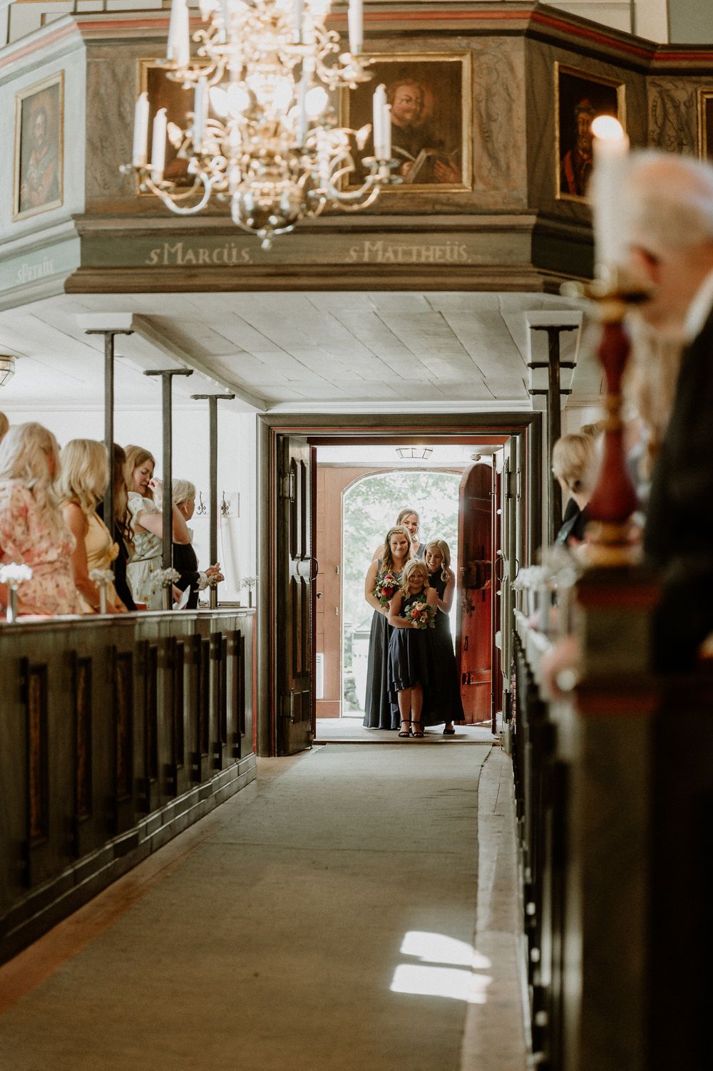 Brud och brudens far är på väg in genom dörren vid vigsel i Sandseryds kyrka.