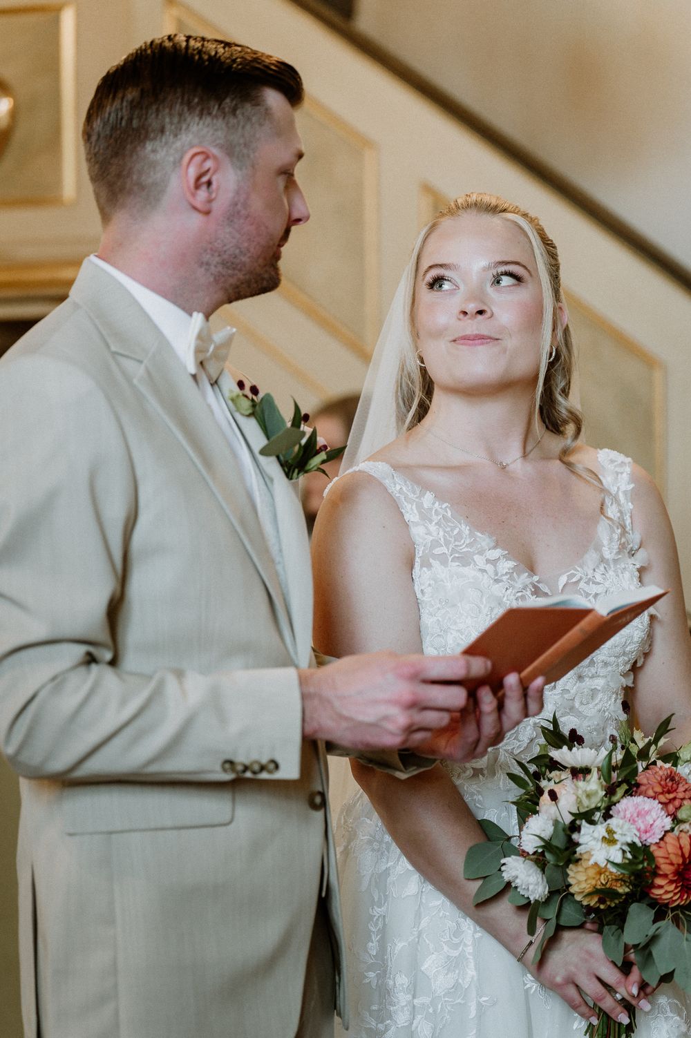 Brud och brudgum ser på varandra under bröllop i Sandseryds kyrka, Jönköping. Bröllopsfotograf Veronica Eng tar bilden.