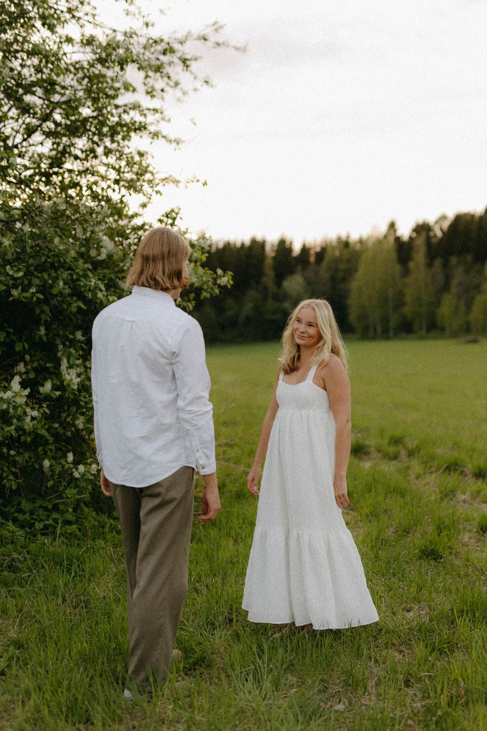 Pariskunta niityllä