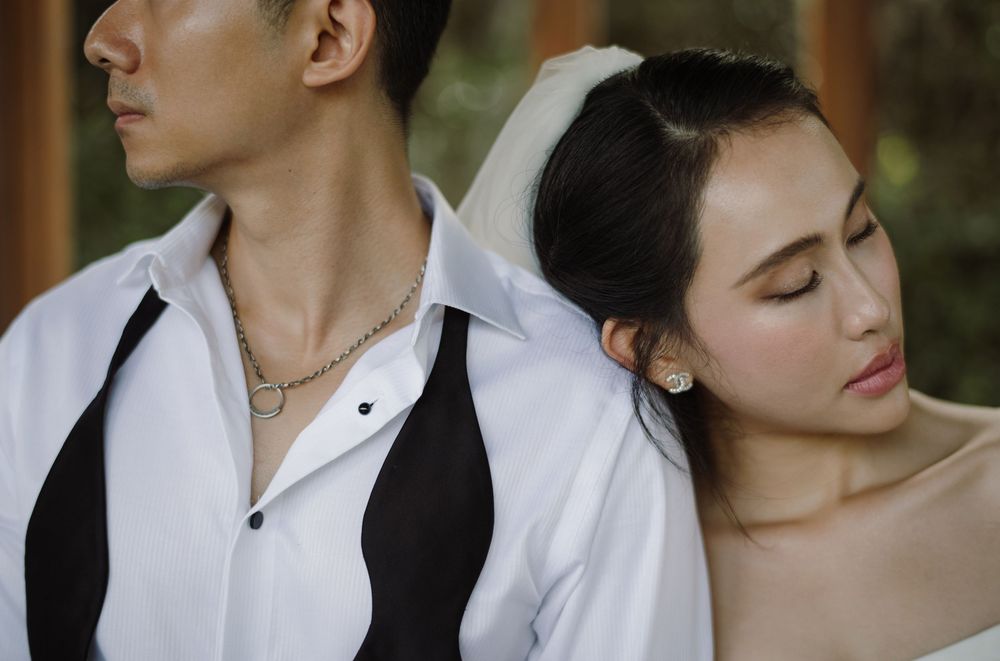 Stylish close-up portraits showing elegant white shirts and romantic poses against natural backdrop.