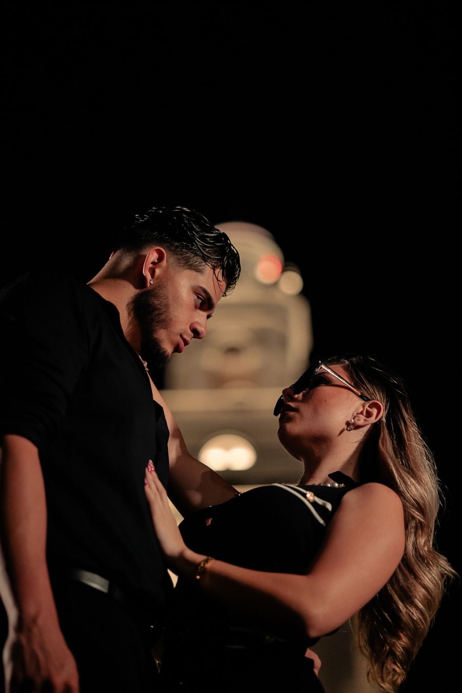 Romantic Miami anniversary portrait with cake, Instagram-ready couples session styled for weddings and proposals by MannyPortraits