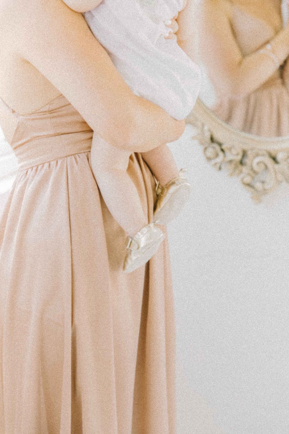 Close-up details of soft pink maternity dress fabric in natural light. Maternity, newborn, and family photography in Alenquer.