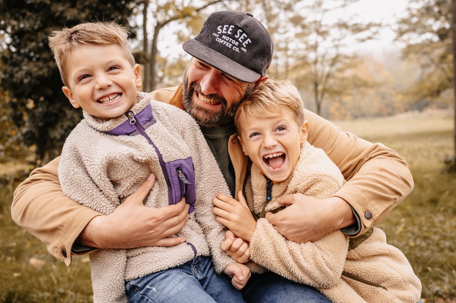 Famille souriante lors d’une séance photo d’automne à Strasbourg
