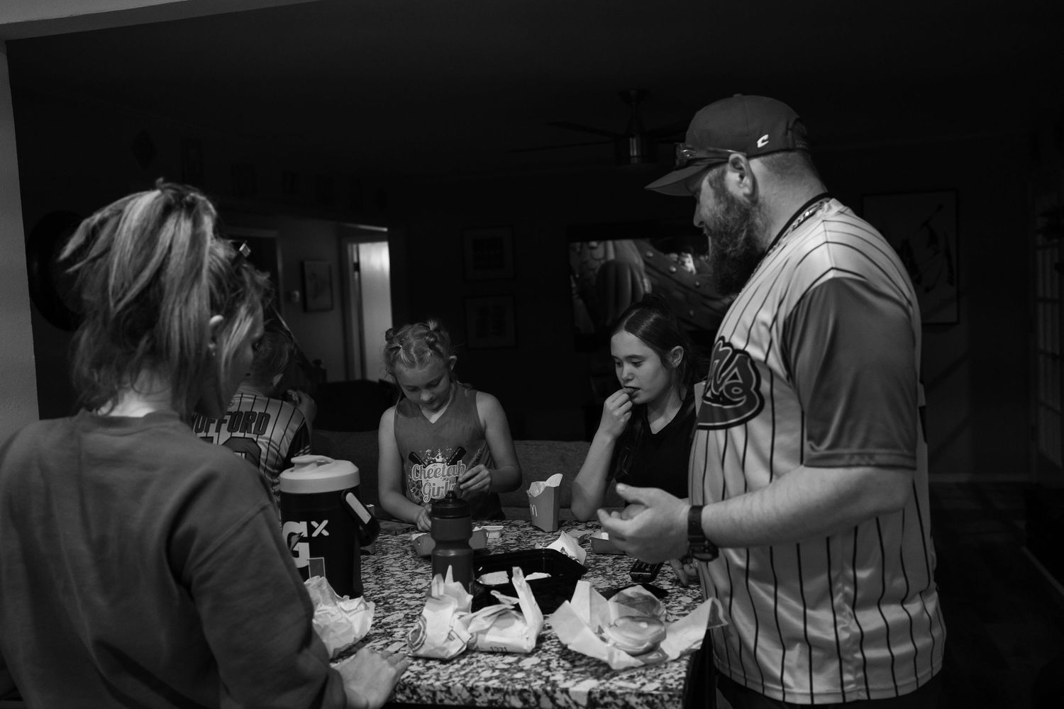 family gathers for dinner during Day In The Life session by Documentary Family photographer in Tulsa, Okahoma