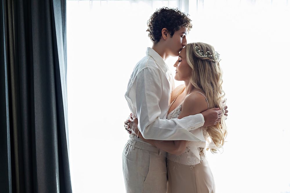 Emotional moment as Julieta receives a forehead kiss from her sons before the vow renewal in Playa del Carmen.