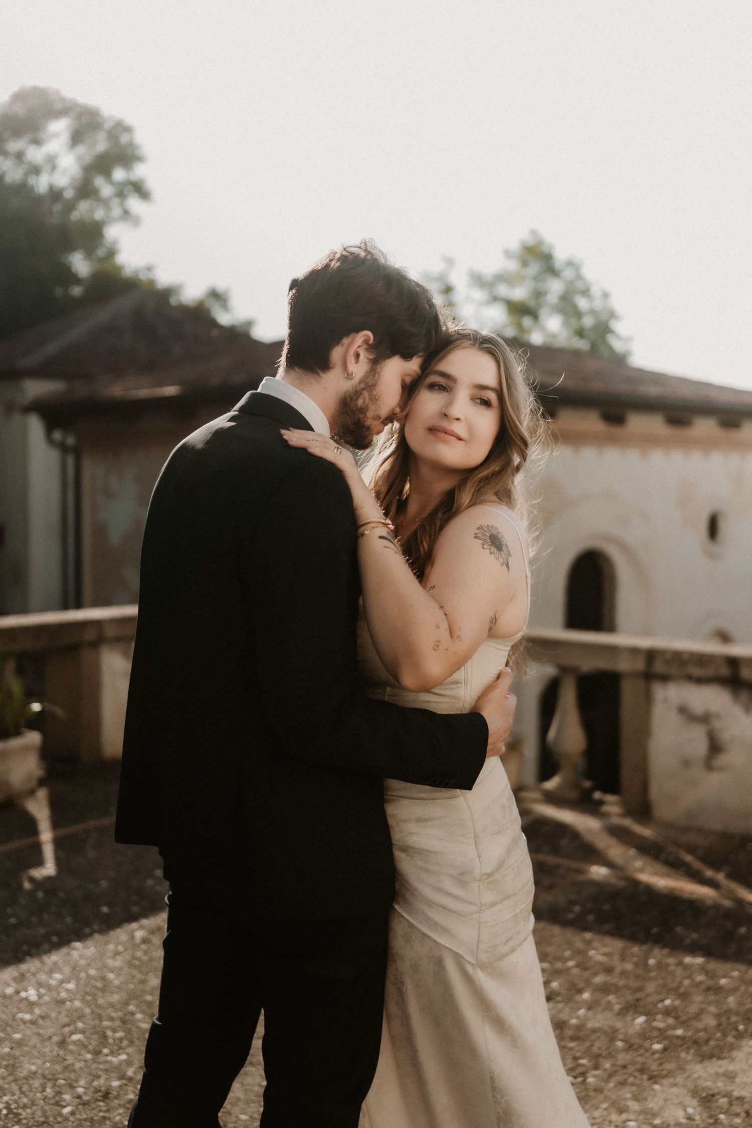 Una coppia si abbraccia, timeless, evocativa, sguardo profondo.