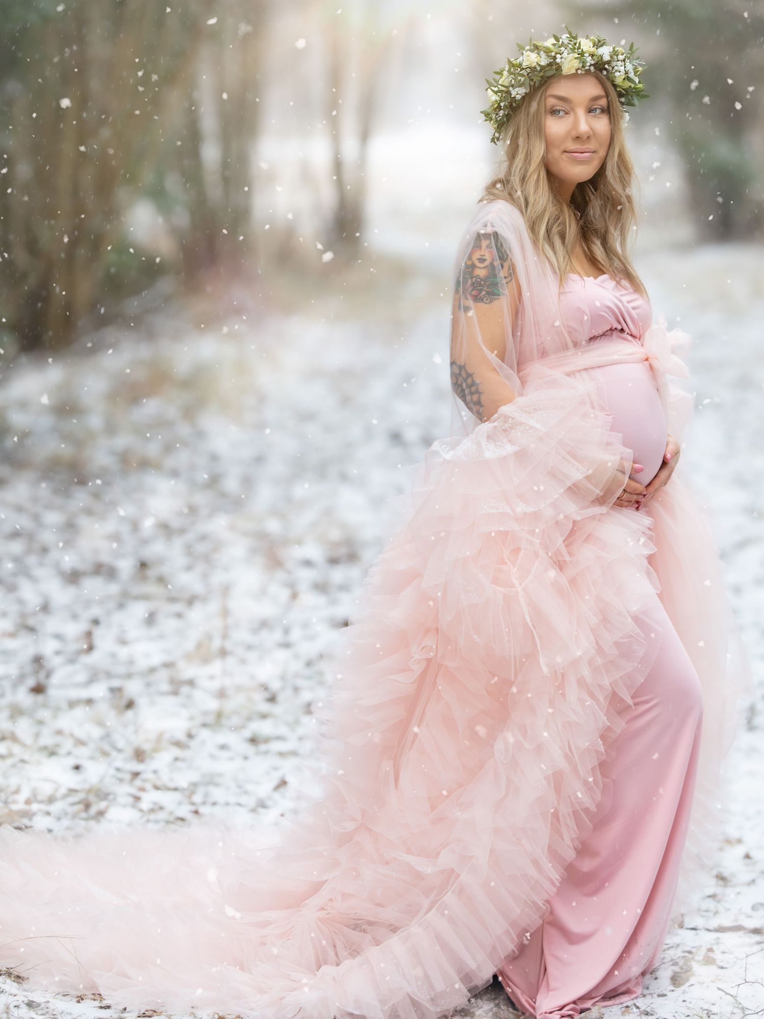 Gravid mamma i satinklänning, pastell gravidfotografering i västerås vid vass i snö. MemoriesbyM.se