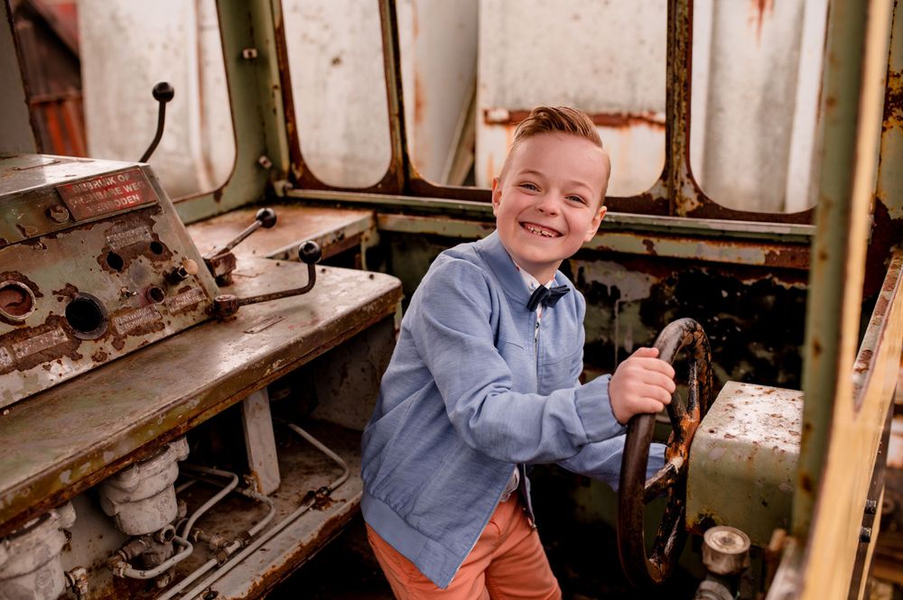 Kind tijdens communieshoot in een oude trein