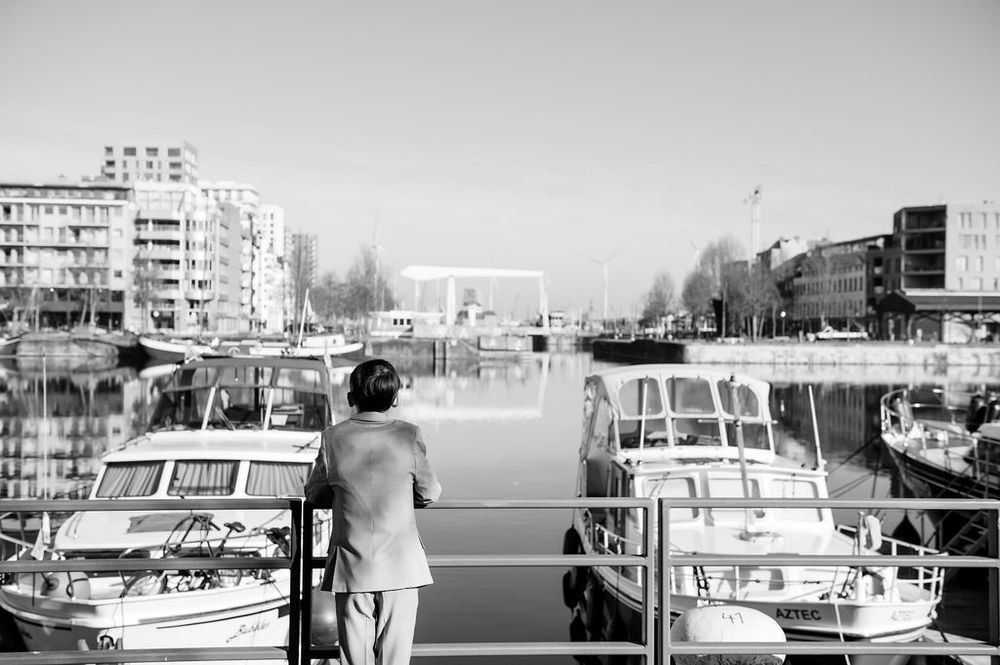 Communieshoot in Antwerpen met stedelijke achtergrond en natuurlijk licht