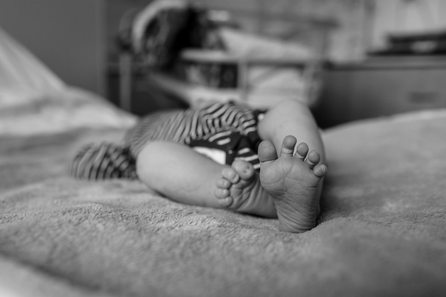 Newborn novorozenecké focení v porodnici Pardubice. Fresh 48 Pardubická porodnice. Detaily nožiček miminka. Reportáž z porodu.