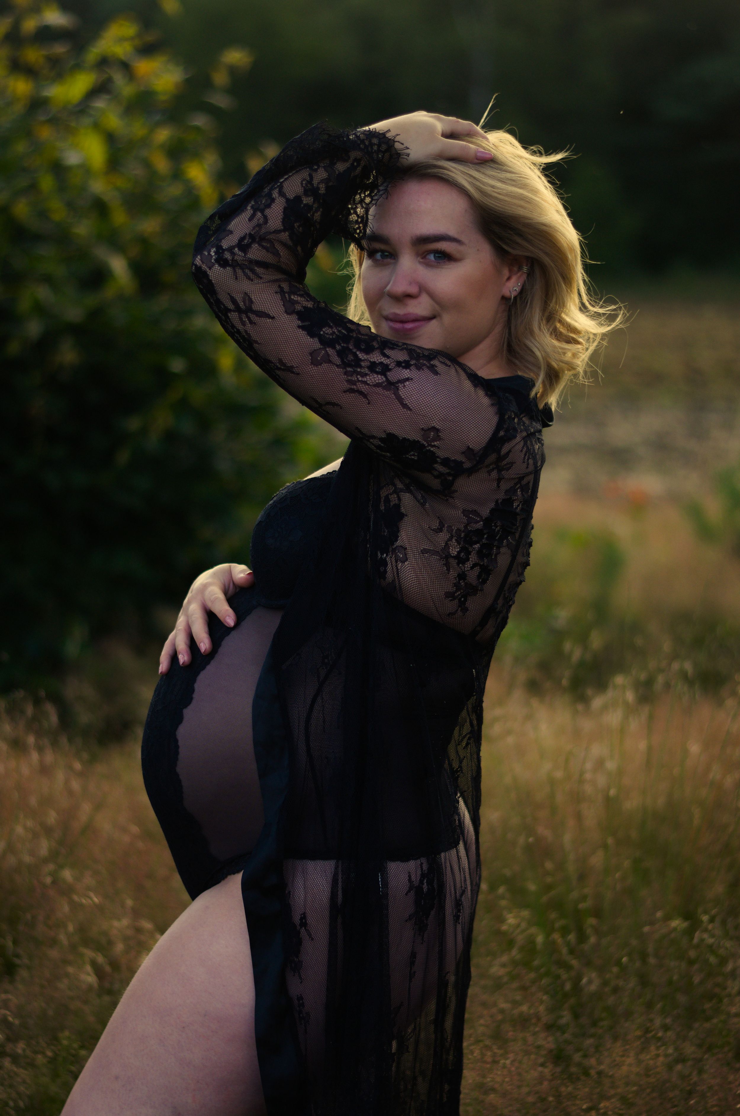 Sessão fotográfica de gravidez ao pôr do sol com lingerie