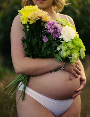 Momentos de ternura durante uma sessão fotográfica de maternidade à hora de ouro na Guarda.
