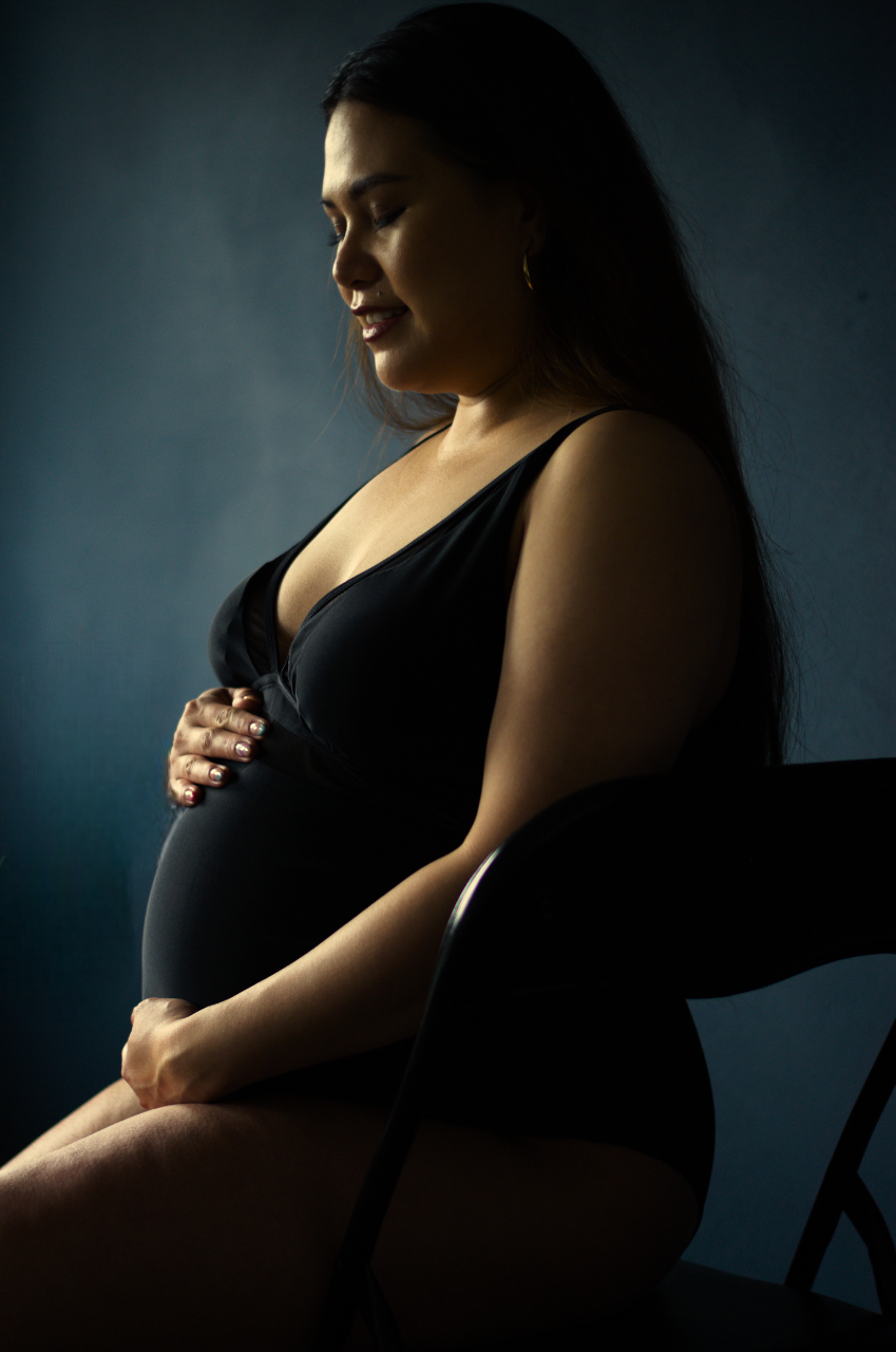 Retrato íntimo de gravidez, destacando a conexão mãe e bebê.