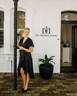 A collage of five photos showing someone in a black dress posing outside a white building with columns and tropical plants.