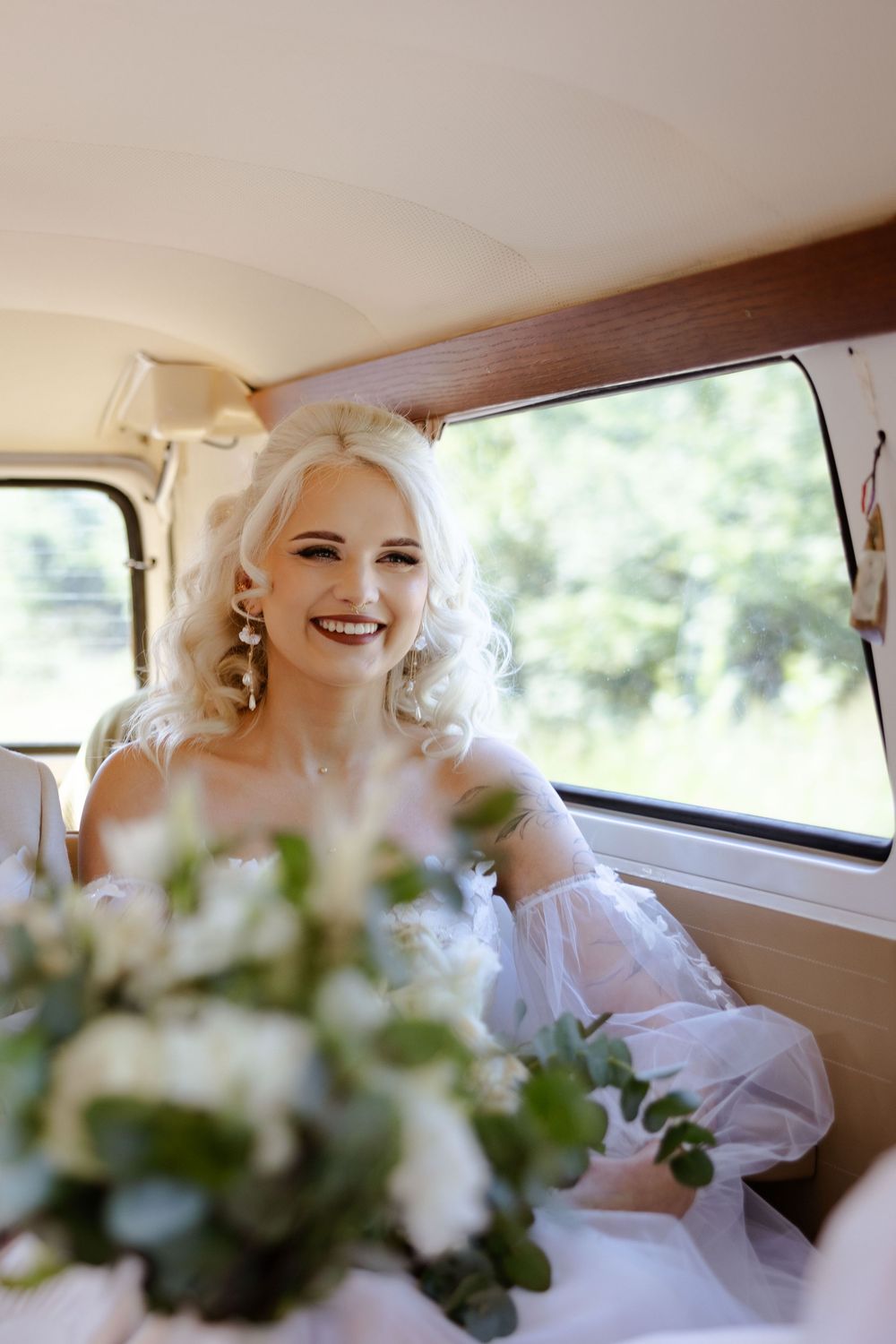 Romantyczna sesja ślubna z Volkswagen T1 Ogórek, okolice Warszawy