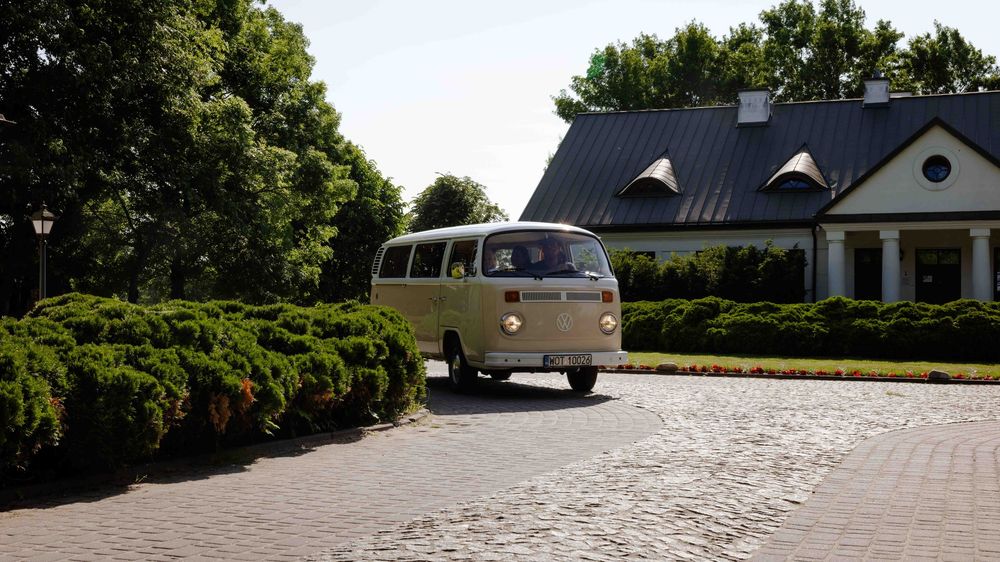 Plener ślubny z zabytkowym Volkswagenem T2, wesele Mazowsze