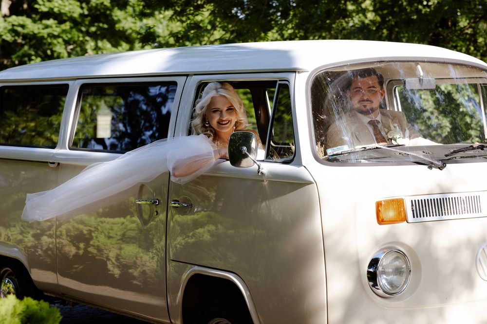Sesja Pary Młodej przy klasycznym Volkswagenie Ogórek, fotografia ślubna