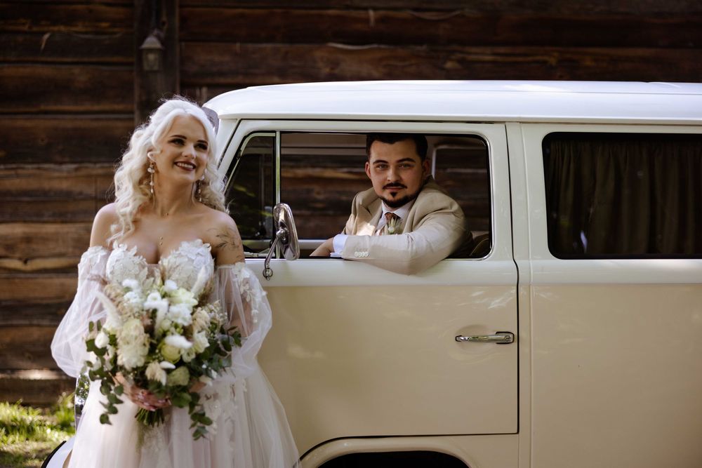Stylowa sesja ślubna z autem Volkswagen T2 Ogórek, plener Warszawa
