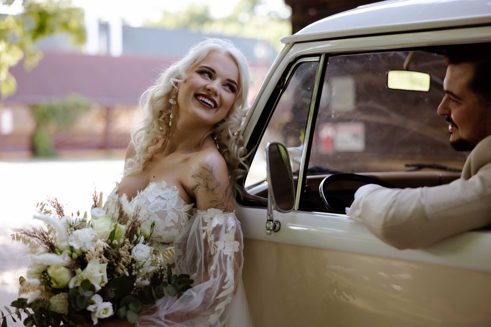 Sesja ślubna z kultowym Volkswagenem T2 Ogórek, okolice Warszawy